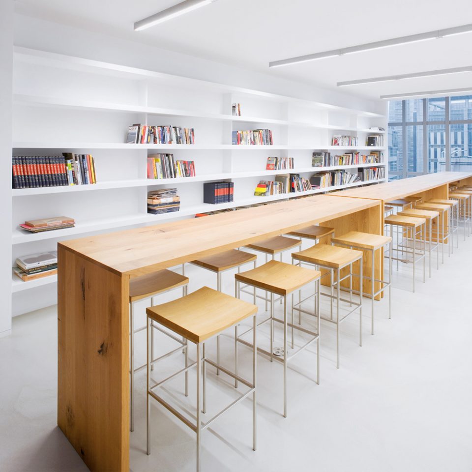 escritorio de diseño para espacios amplios